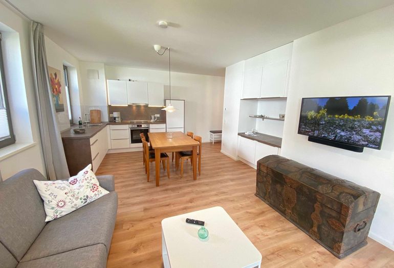 Wohnzimmer mit TV und Couch Wohnzimmer mit TV und Couch