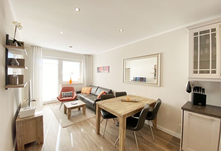 Wohnzimmer mit Esstisch und Couch Wohnzimmer mit Esstisch und Couch