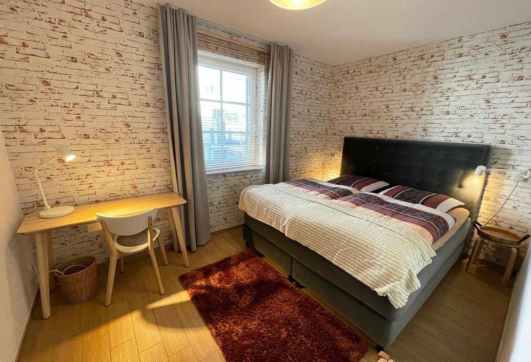 2. Schlafzimmer mit Doppelbett und kleinem Schreibtisch
