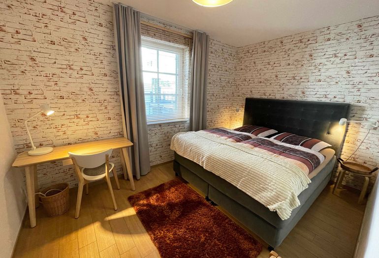 2. Schlafzimmer mit Doppelbett und kleinem Schreibtisch 2. Schlafzimmer mit Doppelbett und kleinem Schreibtisch