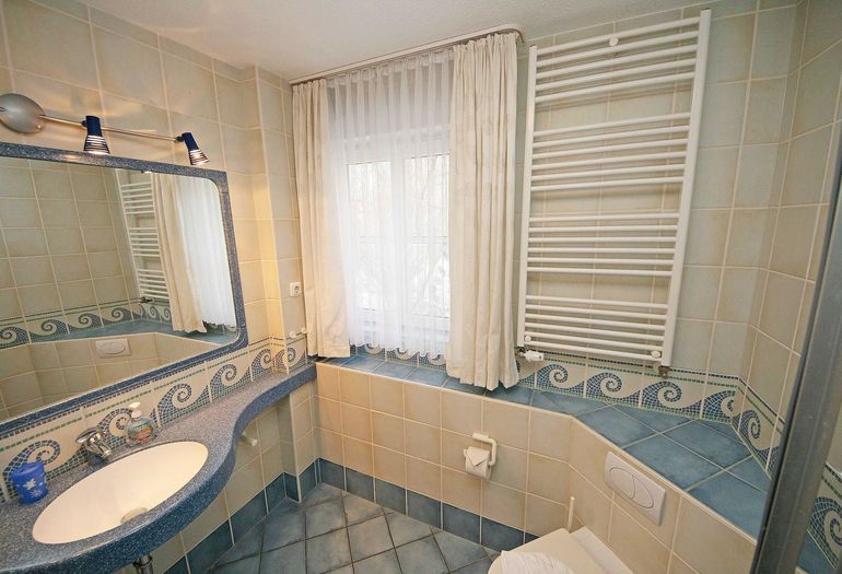 Badezimmer mit Waschbecken