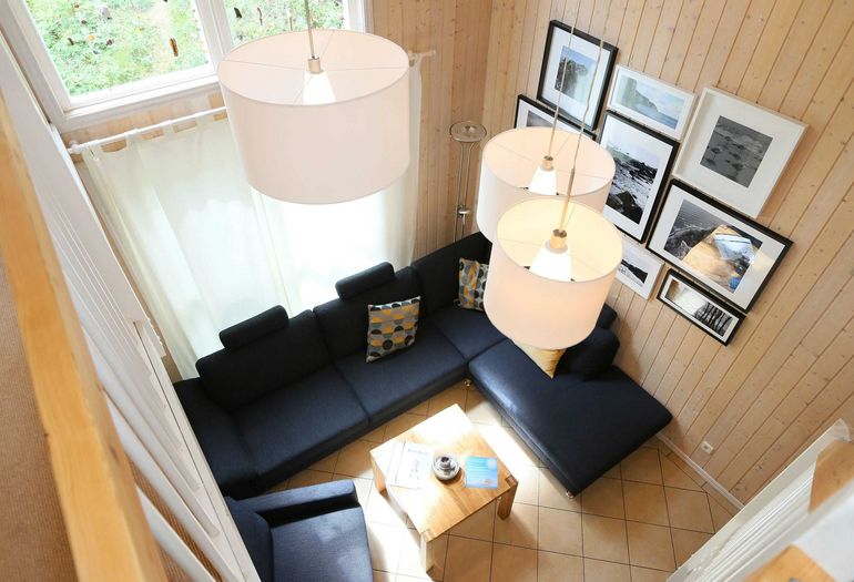 Blick zur Couch von der Treppe