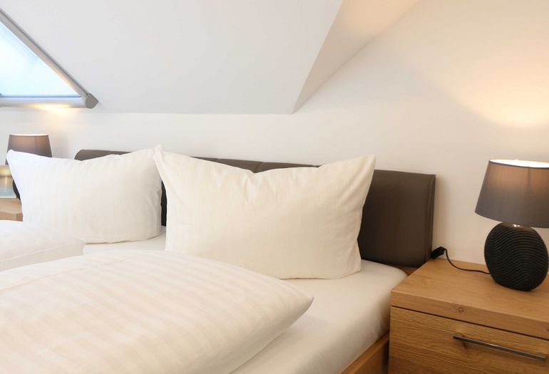 Schlafzimmer mit Doppelbett und Kleiderschrank