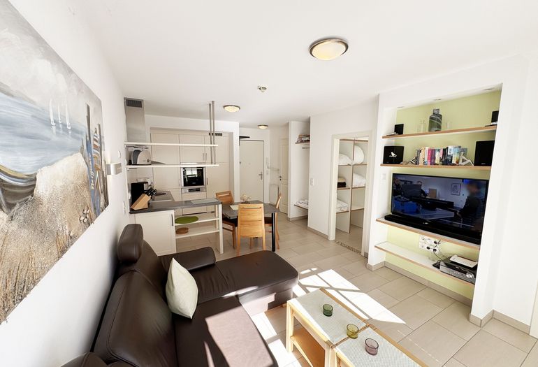 gemütliches Wohnzimmer mit Smart-TV