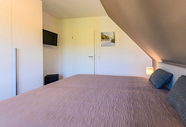 zweites Schlafzimmer mit Kleiderschrank und TV zweites Schlafzimmer mit Kleiderschrank und TV