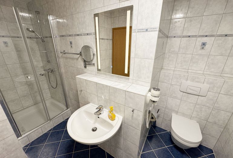 innenliegendes Badezimmer mit WC innenliegendes Badezimmer mit WC