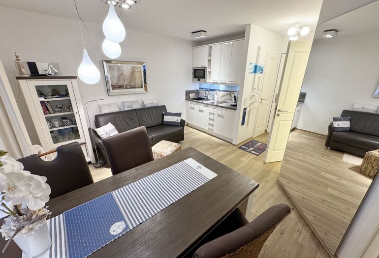 gemütlicher Ess-und Wohnbereich mit Küchenzeile gemütlicher Ess-und Wohnbereich mit Küchenzeile