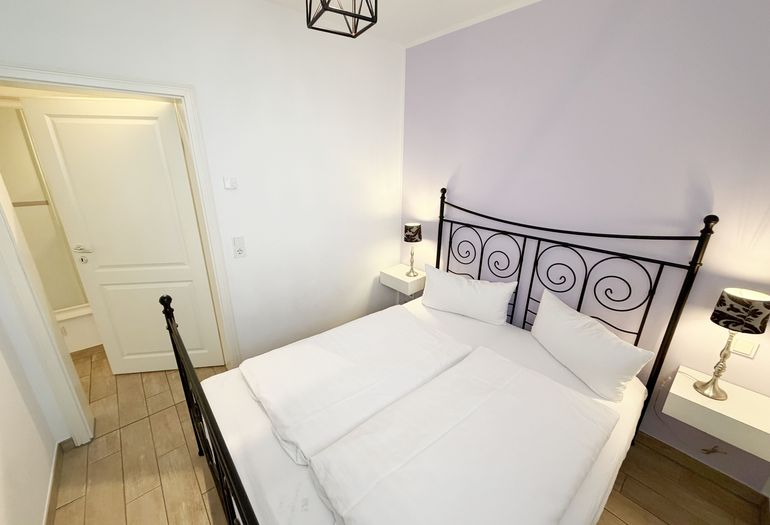 2. Schlafzimmer mit Doppelbett, Kleiderschrank und Nachttischablagen 2. Schlafzimmer mit Doppelbett, Kleiderschrank und Nachttischablagen