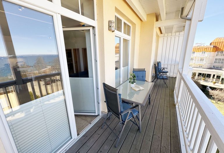 Vom Wohnzimmer gelangen Sie auf den Balkon