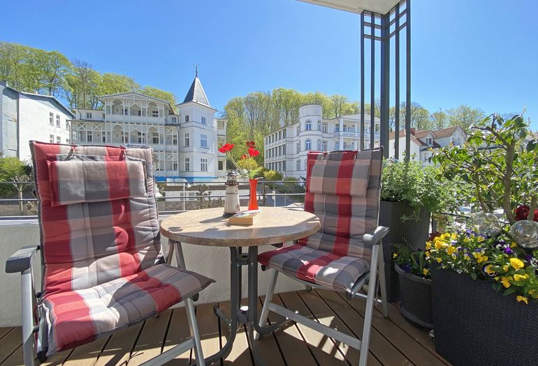 bestuhlter Balkon für entspannte Momente