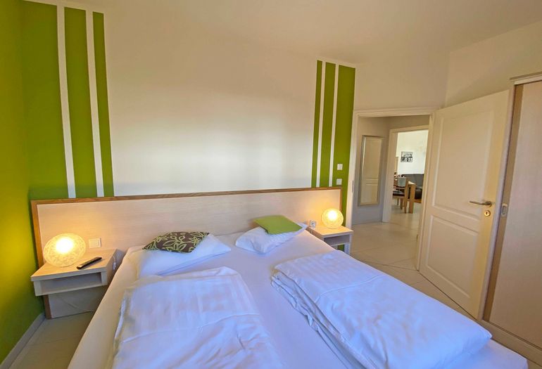 1. Schlafzimmer mit Kleiderschrank