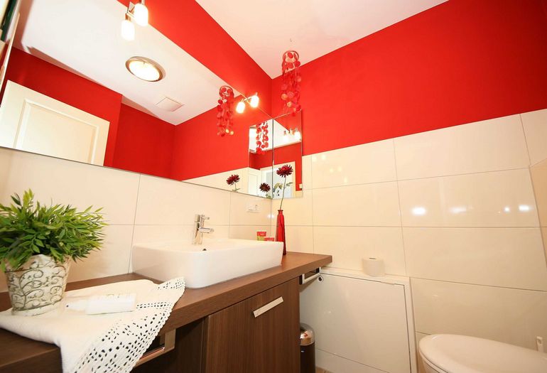 Modernes Bad mit WC und Waschtisch