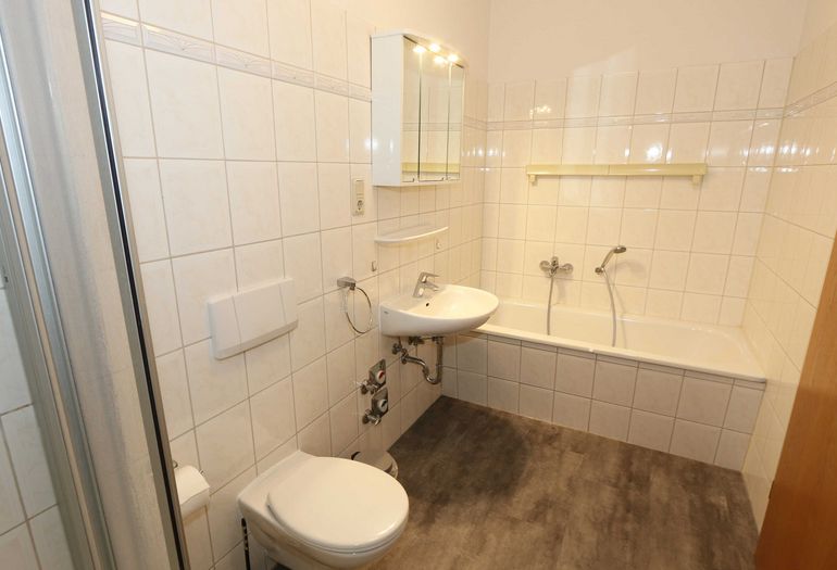 modernes Badezimmer mit WC und Waschbecken modernes Badezimmer mit WC und Waschbecken