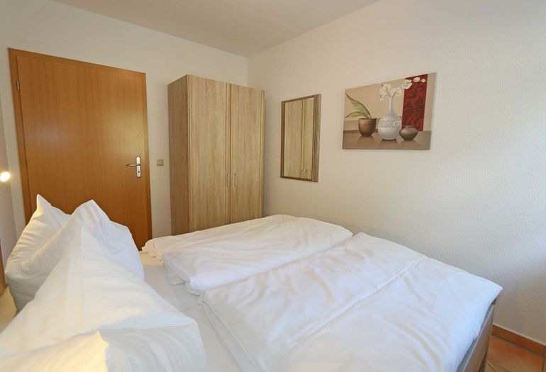 2. Schlafzimmer mit Kleiderschrank 2. Schlafzimmer mit Kleiderschrank