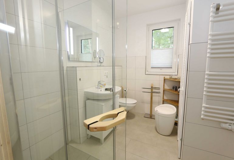 Badezimmer mit Waschbecken Badezimmer mit Waschbecken