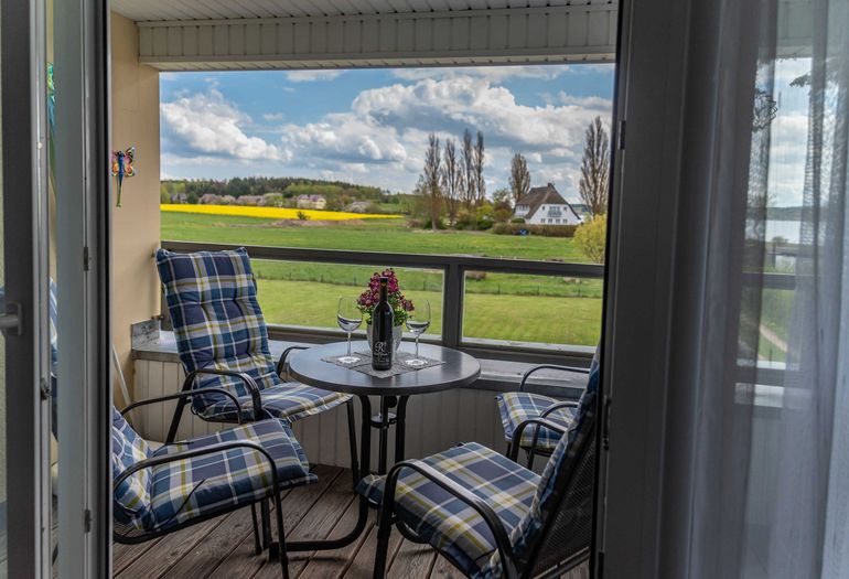 bestuhlter Balkon in ruhiger Lage