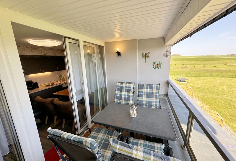 Balkon mit Blick auf die Wiese Balkon mit Blick auf die Wiese