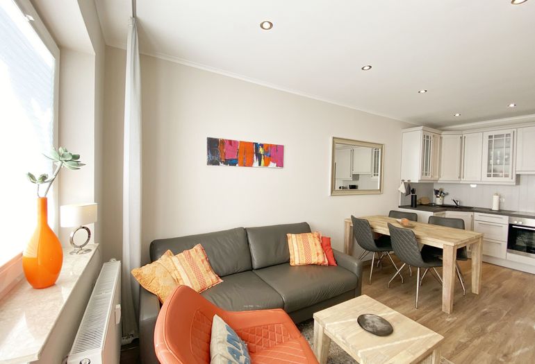 Wohnzimmer mit Blick zur Küchenzeile Wohnzimmer mit Blick zur Küchenzeile