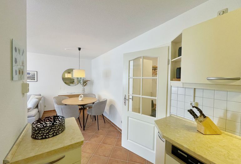 Küchenzeile mit Blick zum Esstisch