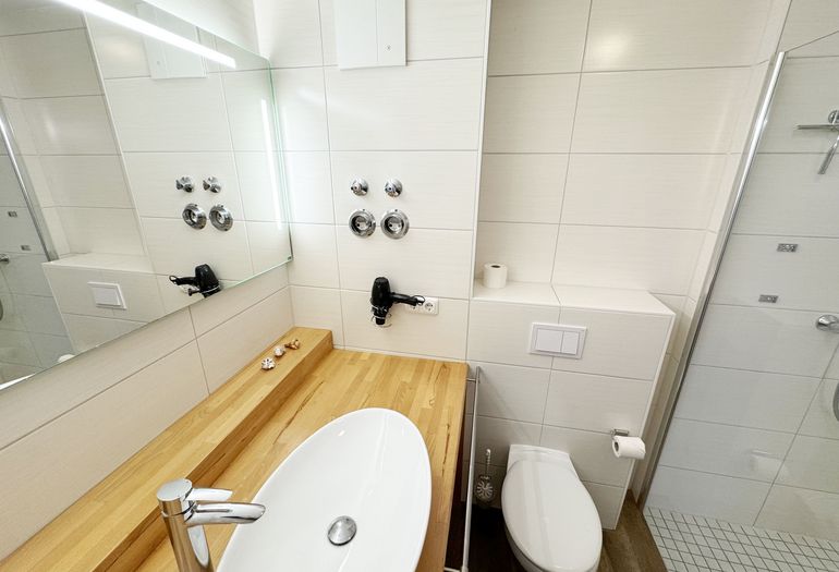 Badezimmer mit Waschbecken Badezimmer mit Waschbecken