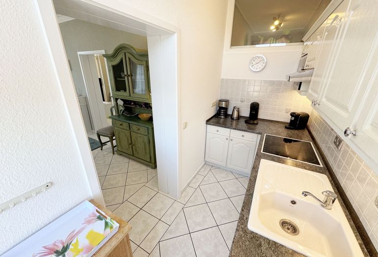 Blick auf Küchenzeile und Wohnbereich Blick auf Küchenzeile und Wohnbereich