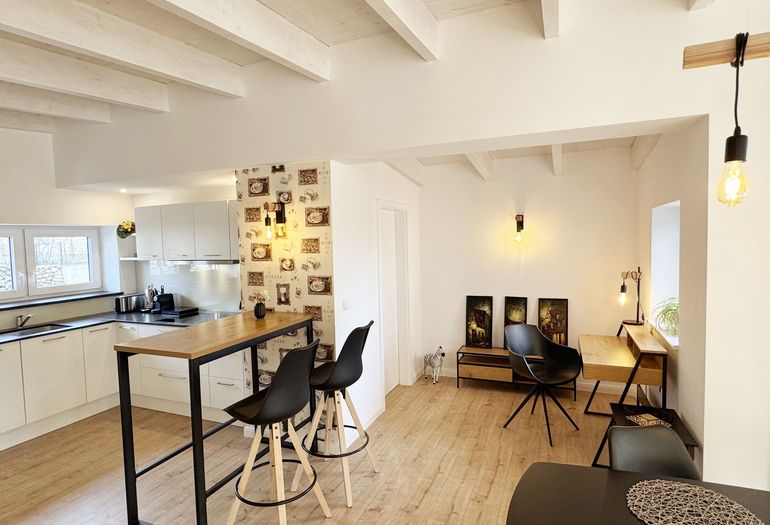 Küchenzeile mit Blick auf den möglichen Arbeitsplatz Küchenzeile mit Blick auf den möglichen Arbeitsplatz