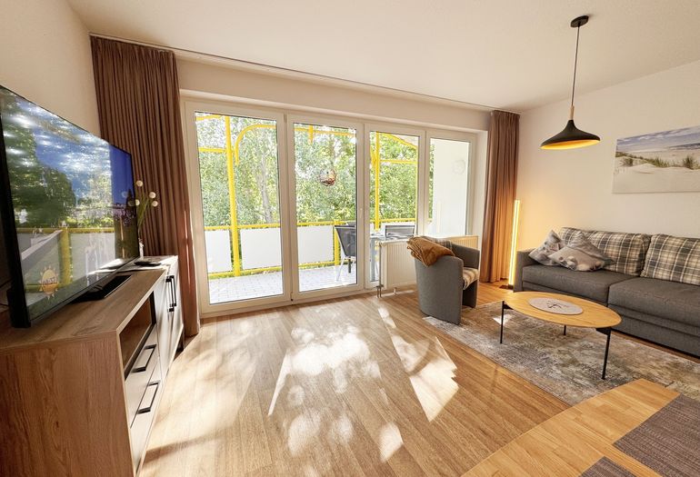 Wohnbereich mit gemütlicher Couch und Sessel