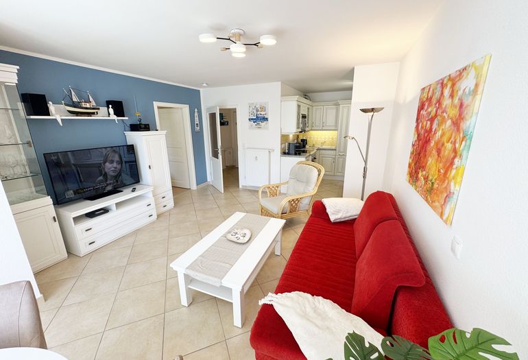 Wohnbereich mit Anrichte und Smart-TV