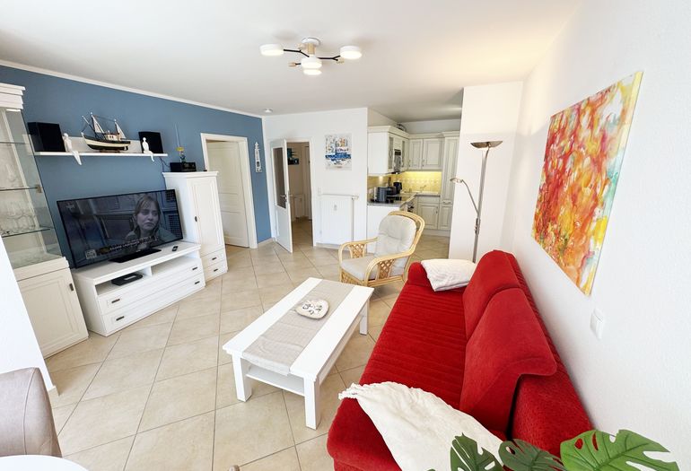 Wohnbereich mit Anrichte und Smart-TV