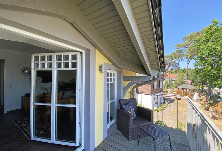 bestuhlter Balkon mit Blick ins Grüne bestuhlter Balkon mit Blick ins Grüne