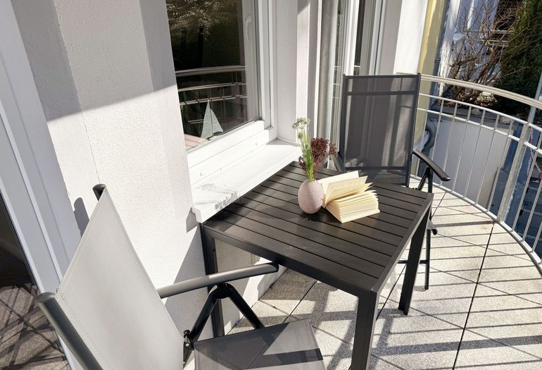 bestuhlter Balkon der Wohnung 07