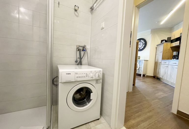 Badezimmer mit Waschmaschine