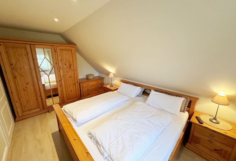 Schlafzimmer mit großzügigem Kleiderschrank