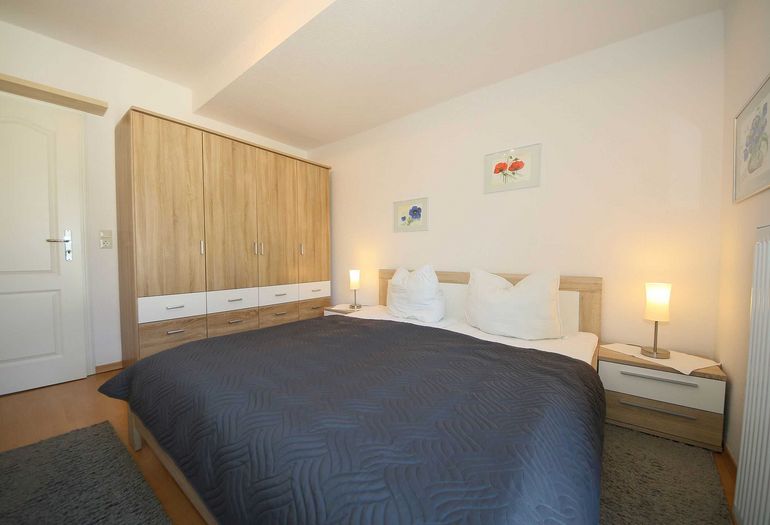 Schlafzimmer mit Doppelbett