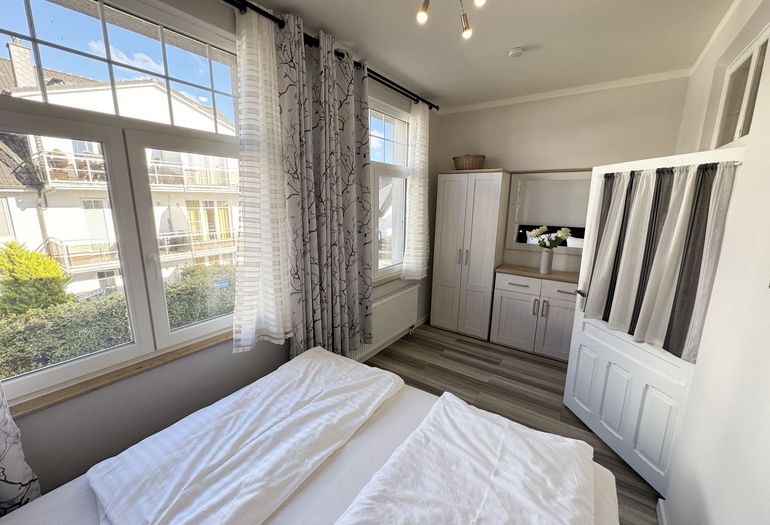 Schlafzimmer mit Boxspringbett und Kleiderschrank
