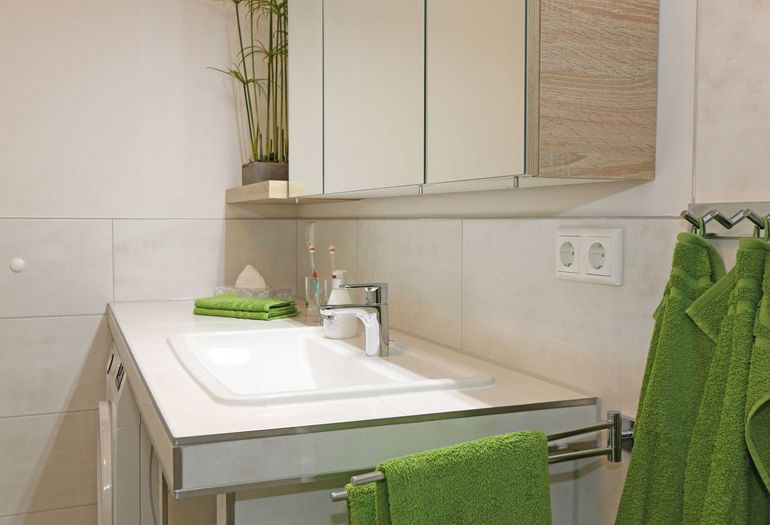 modernes Badezimmer mit Waschbecken modernes Badezimmer mit Waschbecken