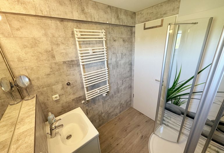 maritimes Badezimmer mit Handtuchheizung