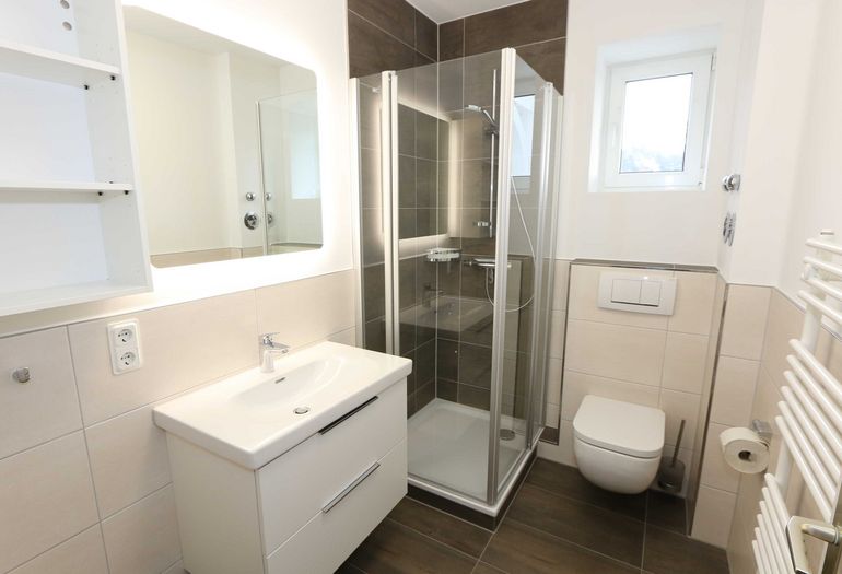 Badezimmer mit Dusche und WC Badezimmer mit Dusche und WC