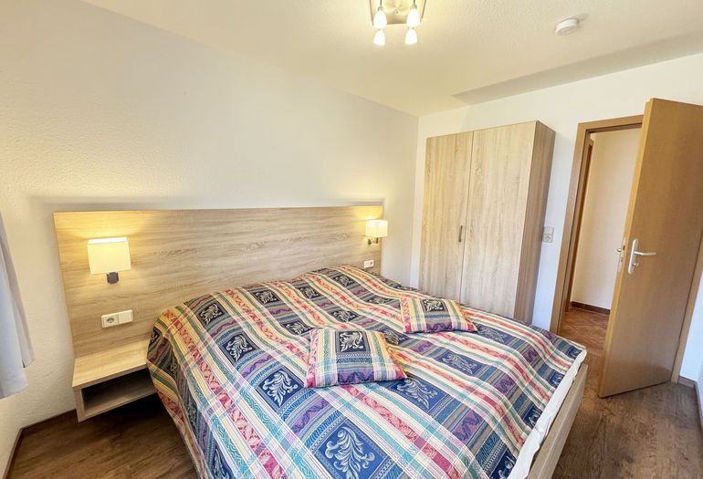 Schlafzimmert mit Doppelbett und Schrank