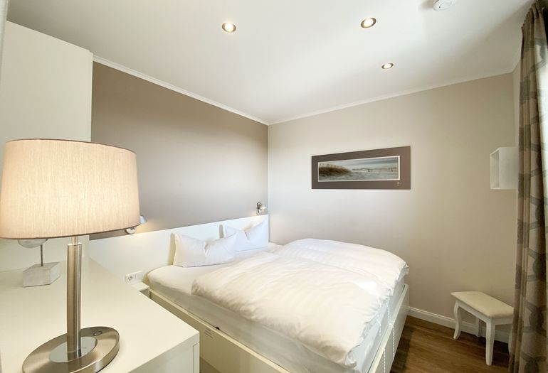 1. Schlafzimmer mit Doppelbett bietet viel Stauraum