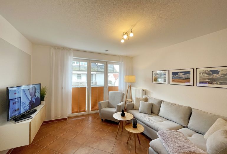 Wohnzimmer mit Couch und TV