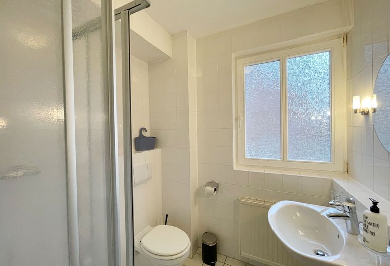 Badezimmer mit Dusche