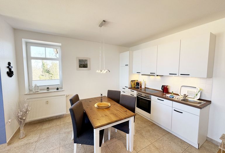 gemütlicher Essbereich mit Küchenzeile