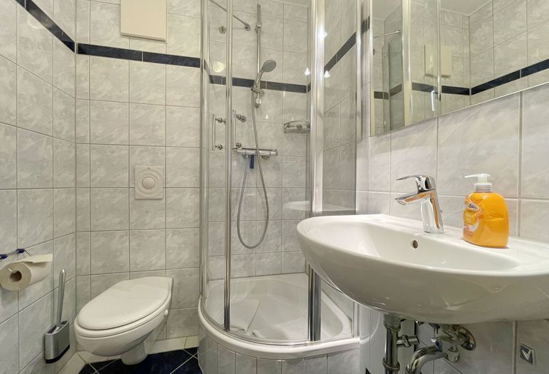 Badezimmer mit Dusche