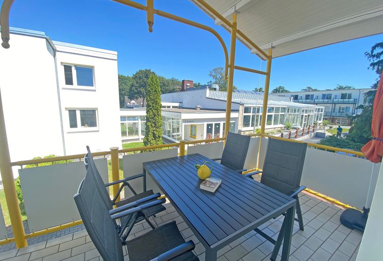 bestuhlter Balkon in ruhiger Lage