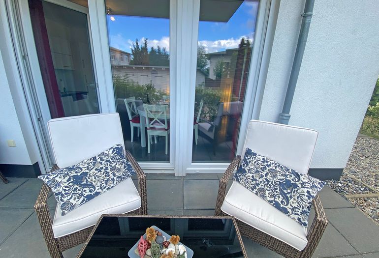 bestuhlte Terrasse vom Wohnzimmer begehbar