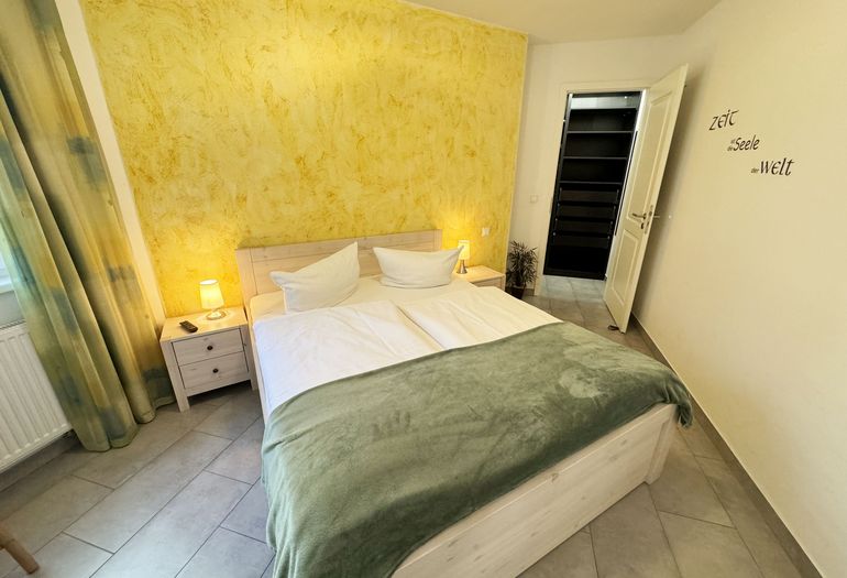 Haus Meeresblick WE A 1.10 Schlafzimmer mit Doppelbett Haus Meeresblick WE A 1.10 Schlafzimmer mit Doppelbett