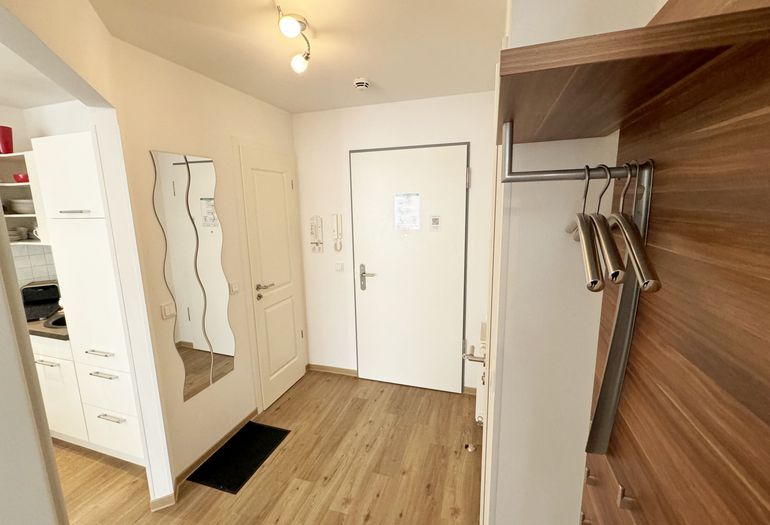 Wohnung Ostseesilber - vom Flur aus Blick in die Küche