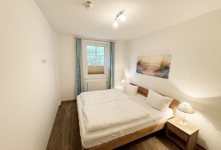 Schlafzimmer mit Doppelbett