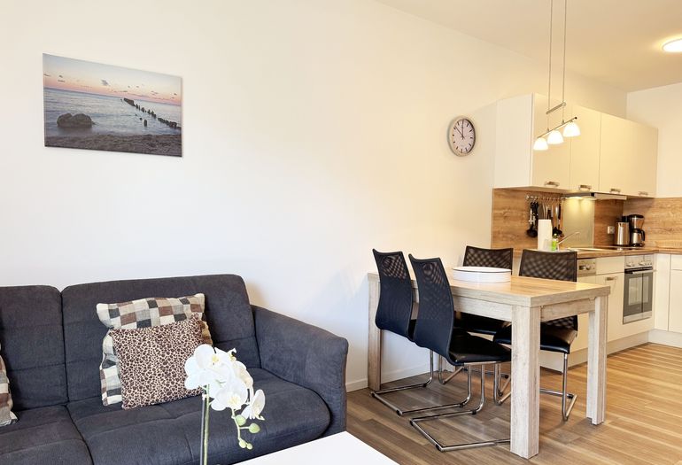 gemütliches Wohnzimmer mit Couch und Sessel